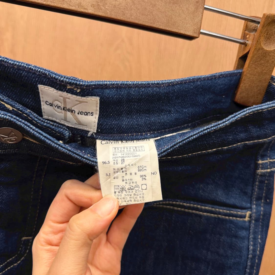 캘빈클라인 진스 데님 미디 스커트 백 포켓 로고 탭 디테일 진청 상품이미지8
