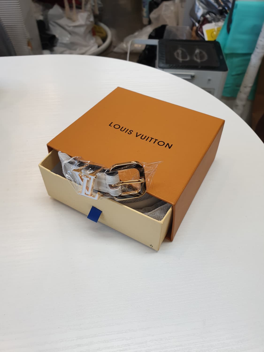 루이비통 여성 화이트 버클 화이트 벨트 새상품✅️ 상품이미지2