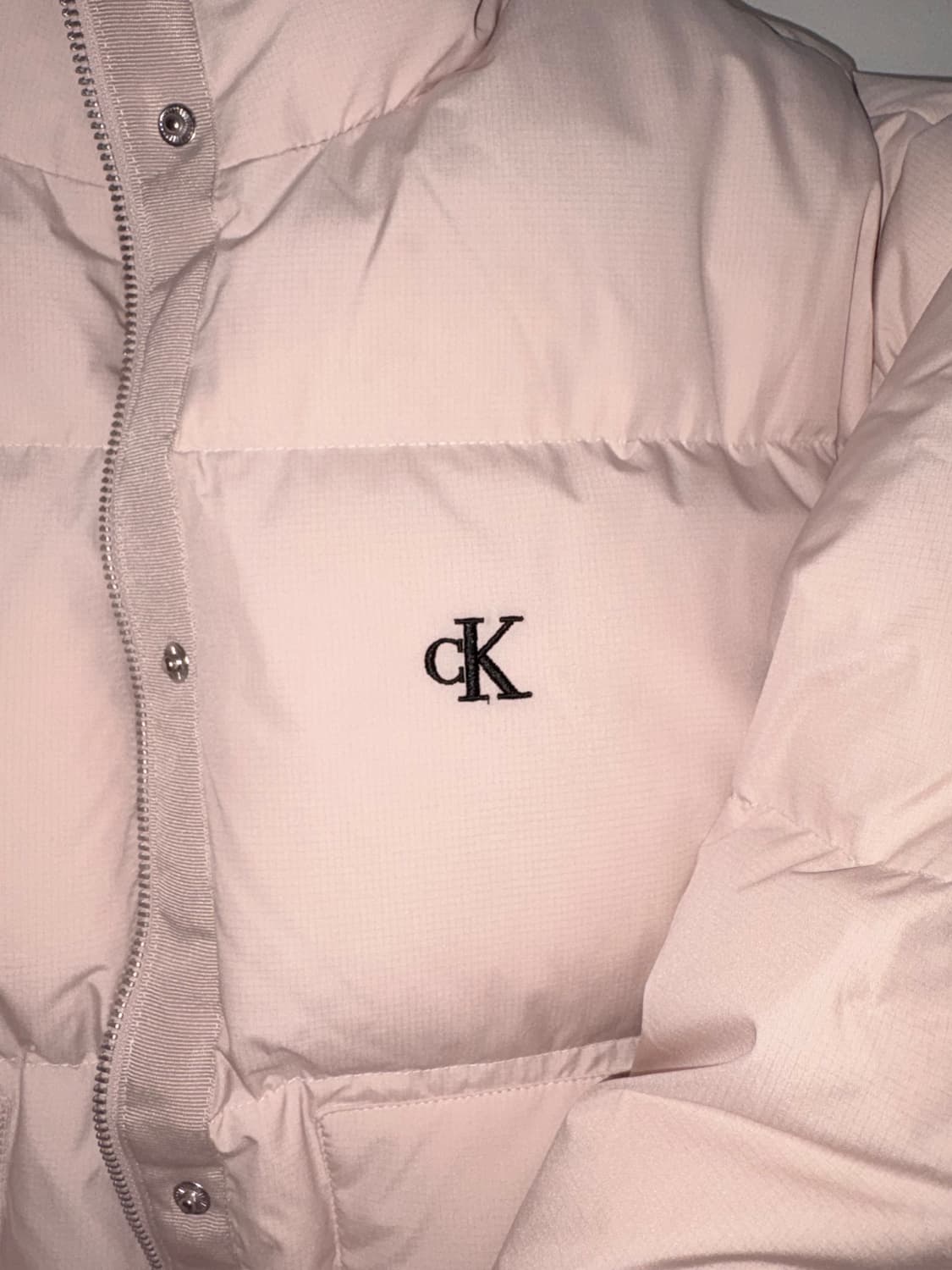 캘빈클라인 핑크베이지 숏랭스 스탠드 카라 푸퍼 숏패딩 상품이미지3