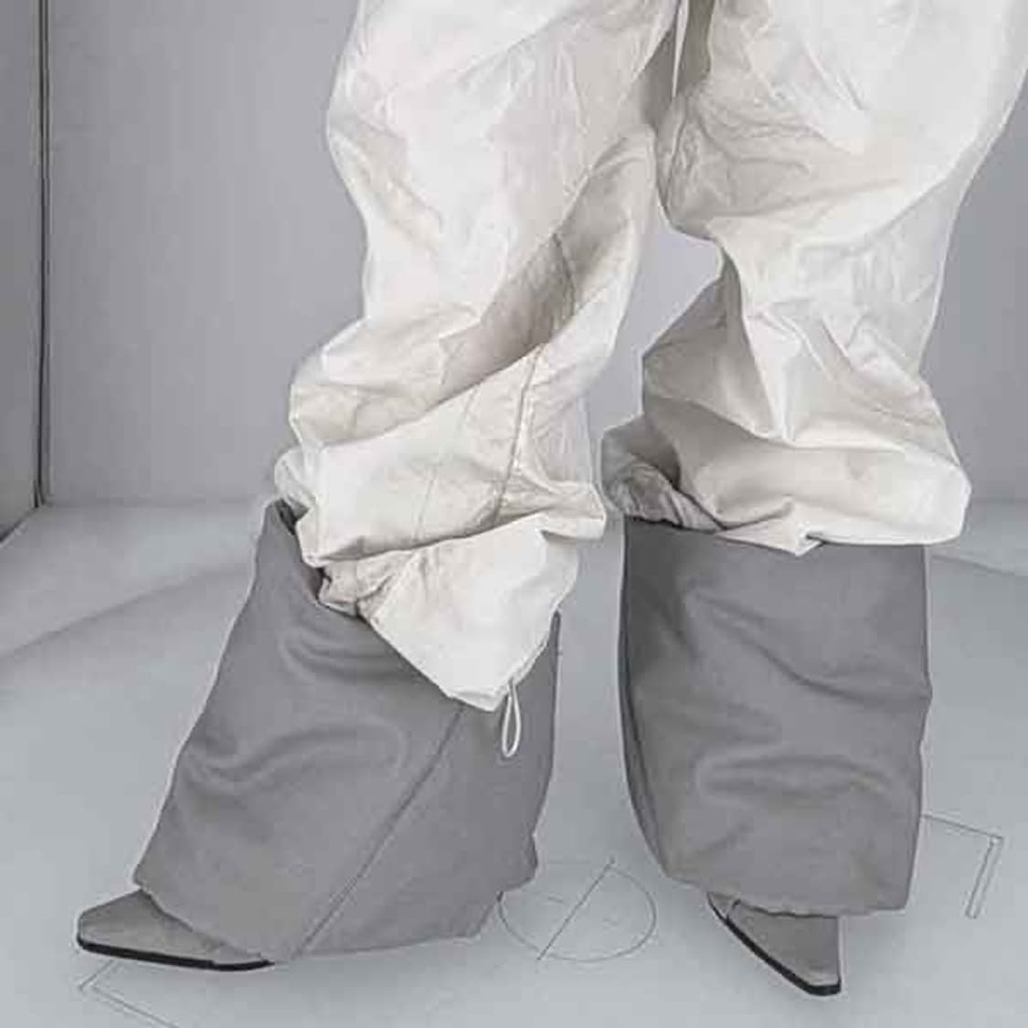 (240,25) 25AW 모듈웻지힐 + 디테쳐블 오버레이 - 숏 /그레이 상품이미지1