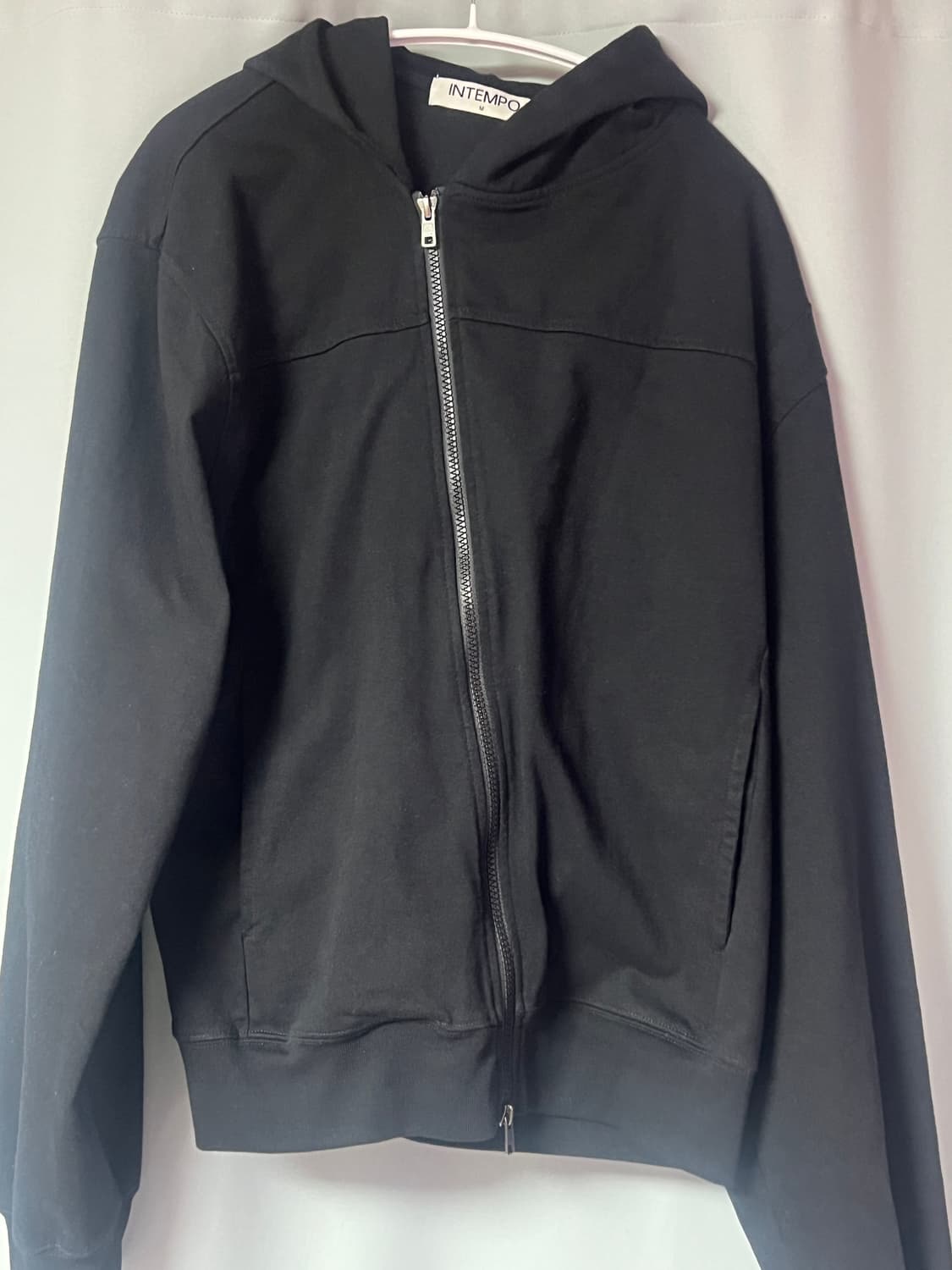 인템포무드 스큐 집업 후디_블랙 상품이미지3