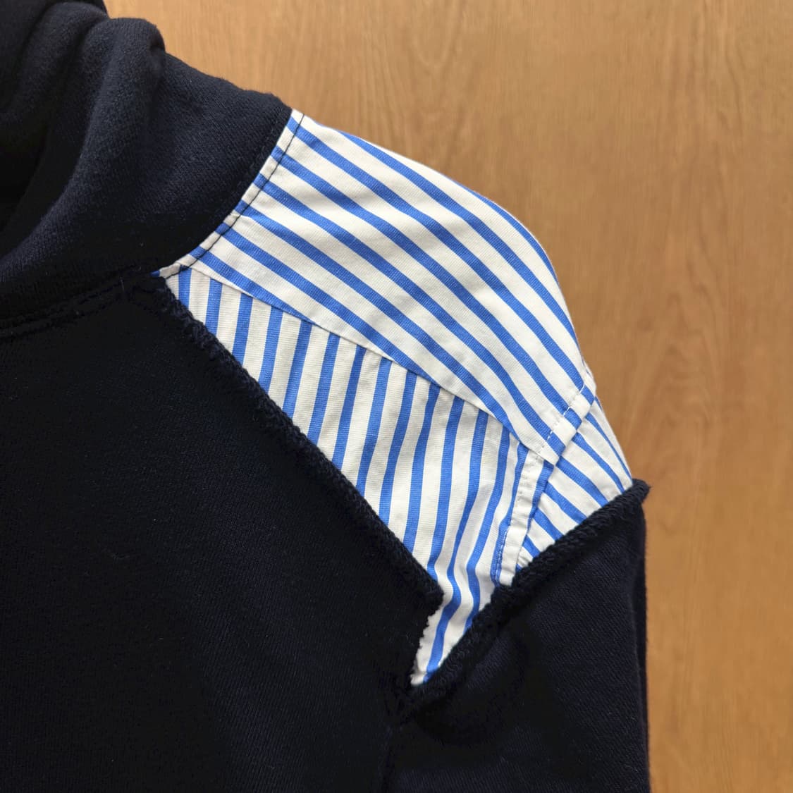 사카이 후드 티셔츠 스트라이프 패치 워크 컷아웃 러플 숄더 디테일 네이비 상품이미지6