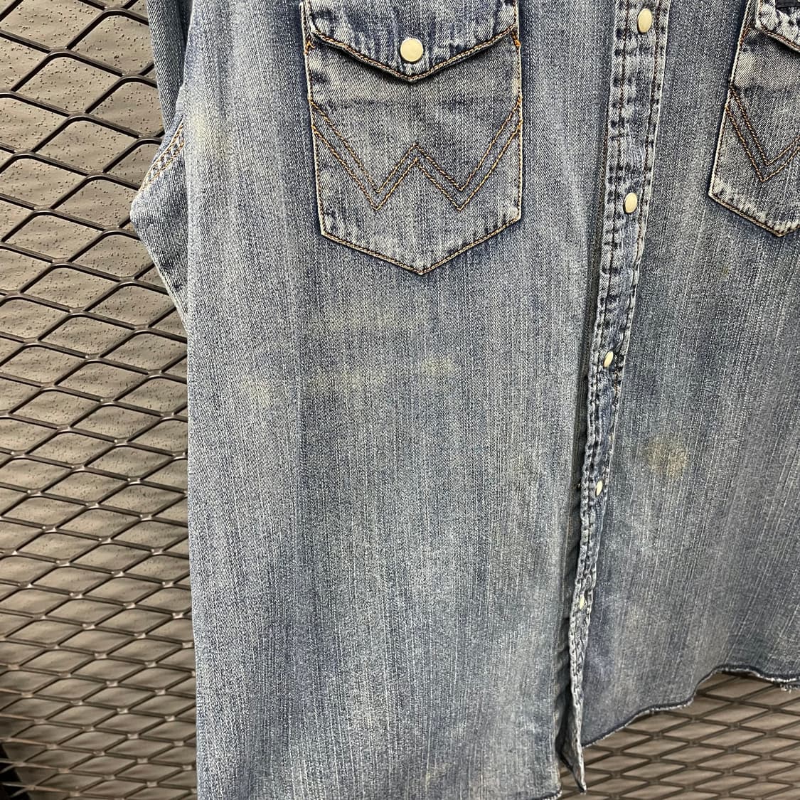 랭글러 웨스턴 데님 셔츠 투포켓 레터링 디테일 중청 상품이미지6