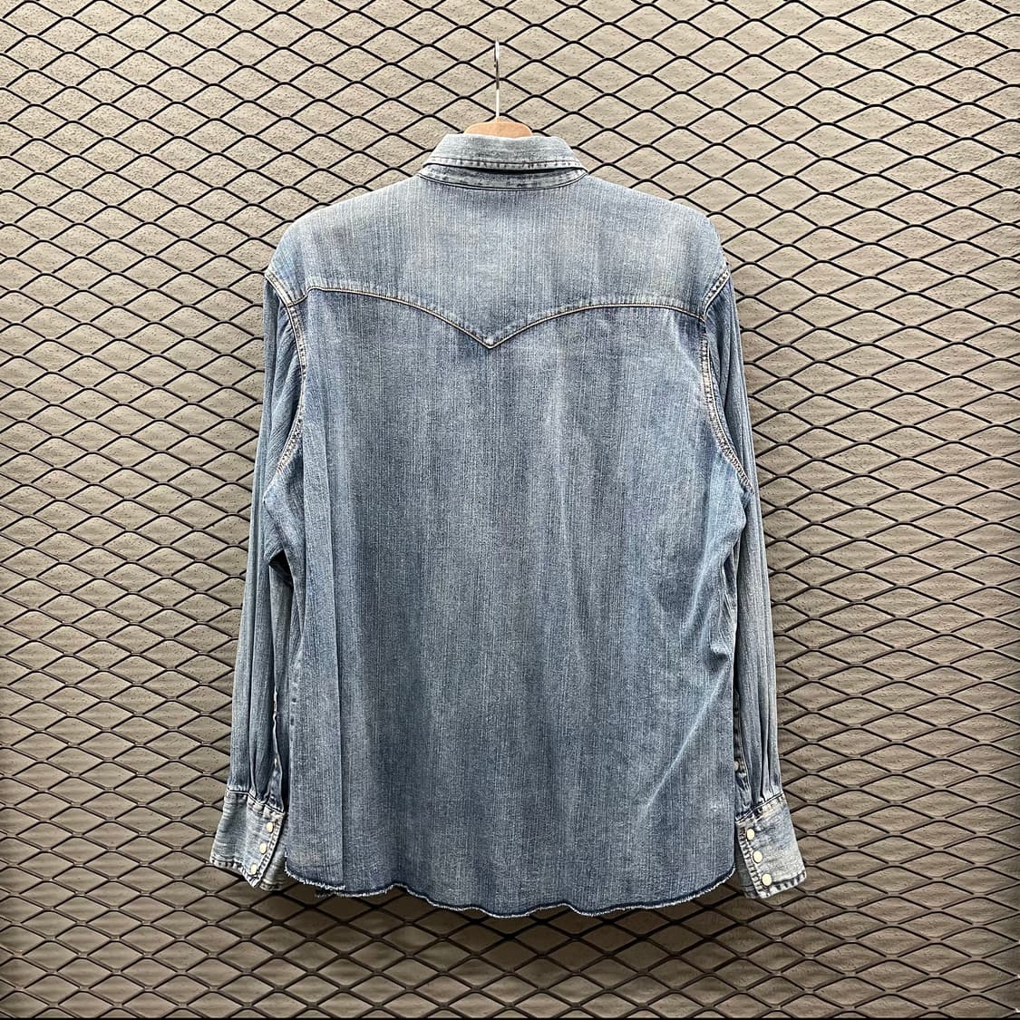 랭글러 웨스턴 데님 셔츠 투포켓 레터링 디테일 중청 상품이미지3
