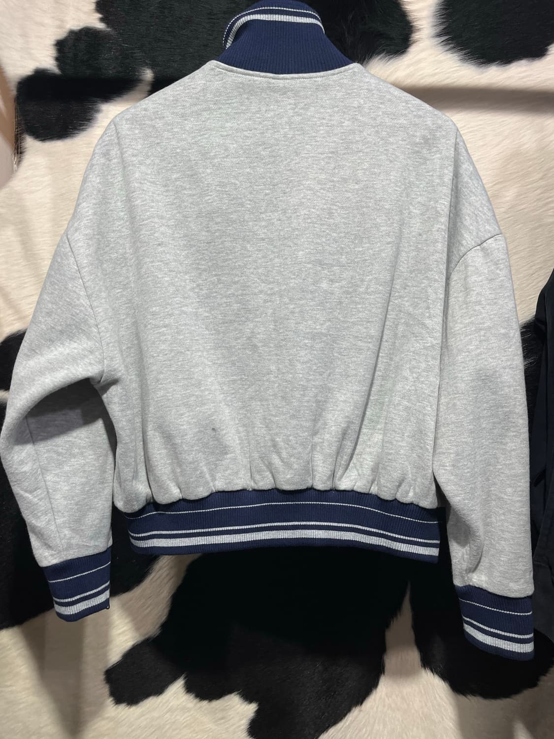 어깨라인 지퍼 디테일 배색 집업 상품이미지5