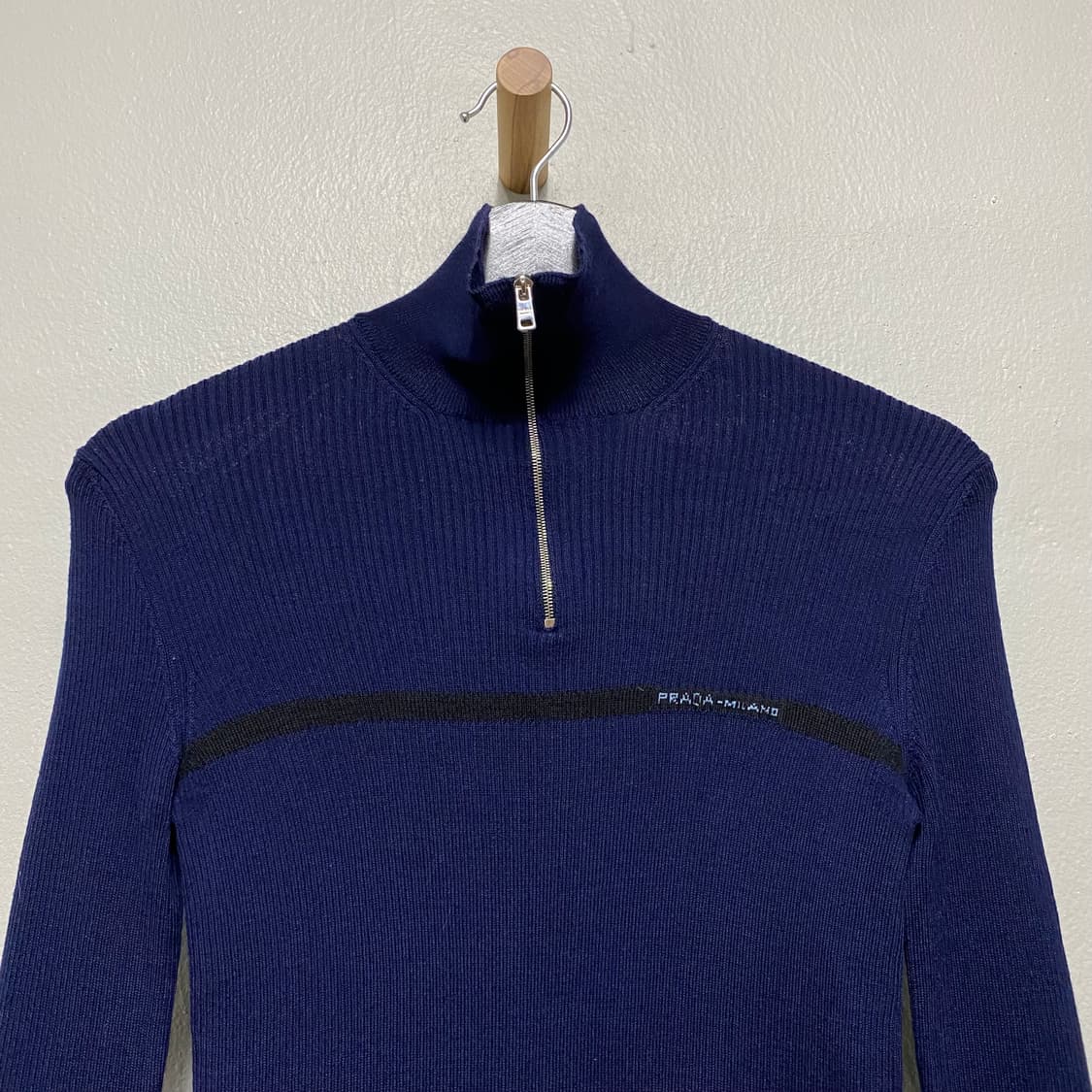 프라다 로고 디자인 하프 집업 니트 상품이미지2