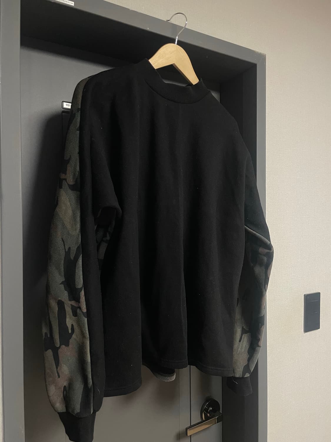 오메르타 블랙/카모플라쥬 패턴 맨투맨 오버핏기모 (100-105) 상품이미지1