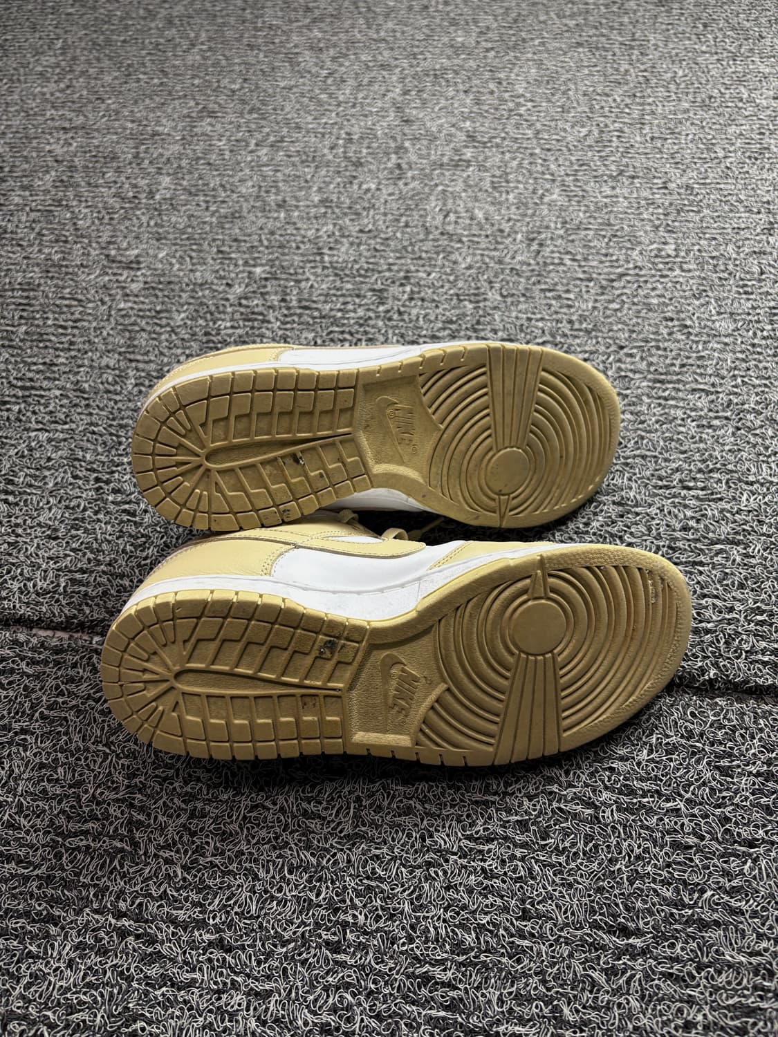 나이키 덩크 로우 레트로 팀 골드 앤 화이트 슈즈 2500 상품이미지5