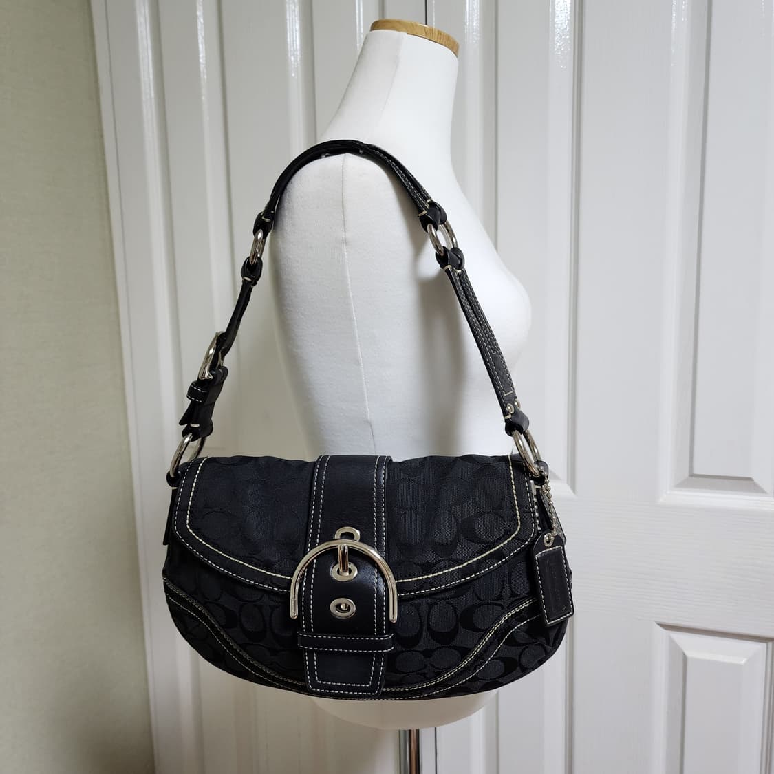 코치 버클 숄더백 상품이미지1