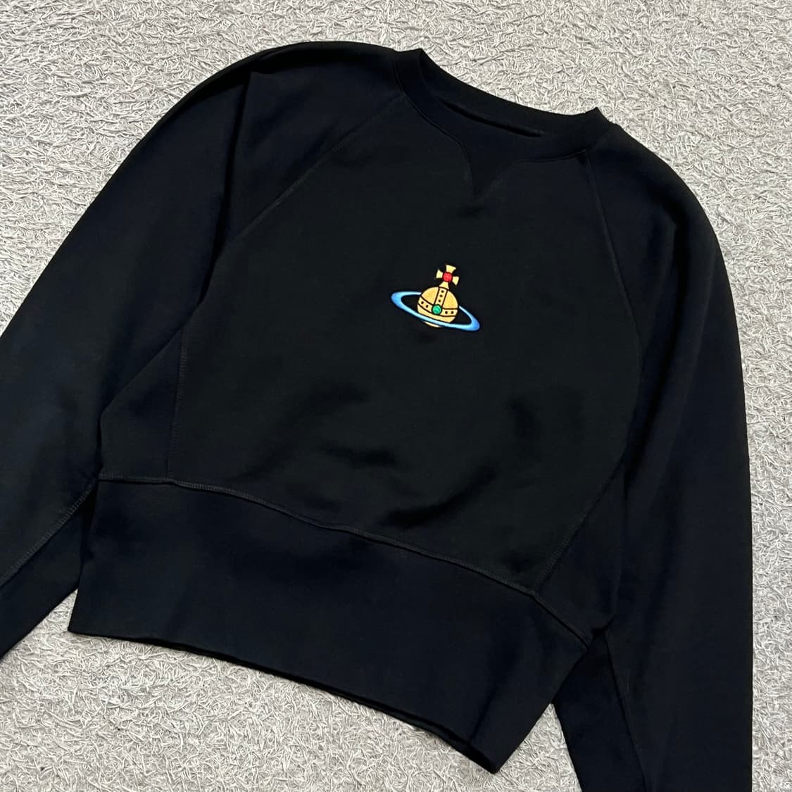 [우먼90] 비비안웨스트우드 크롭맨투맨(매장판) 상품이미지1