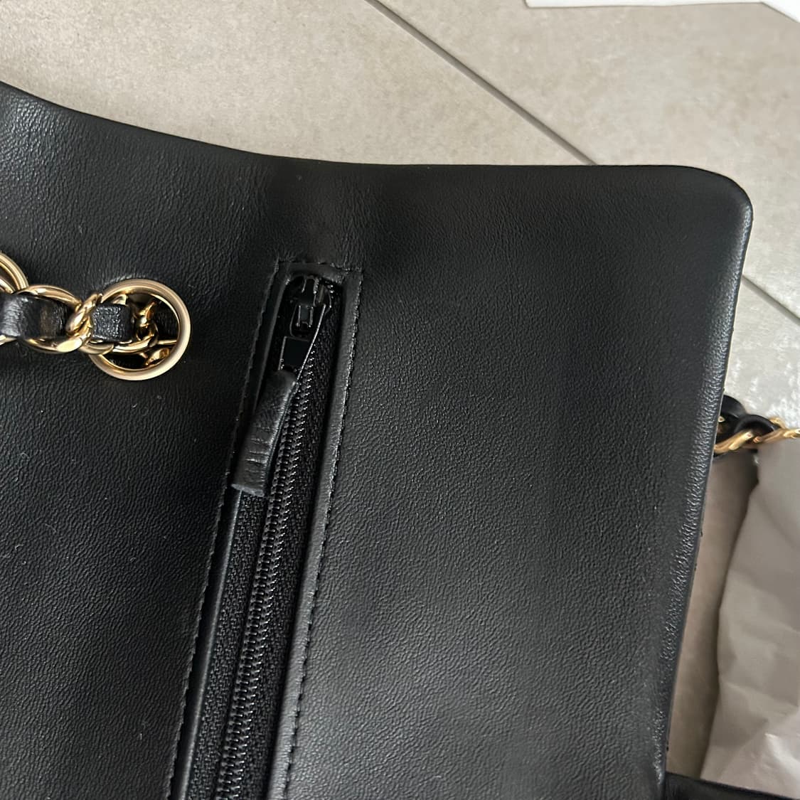 새상품 샤넬 클래식 플랩백11.12 미듐 블랙 24년12월구매 상품이미지6