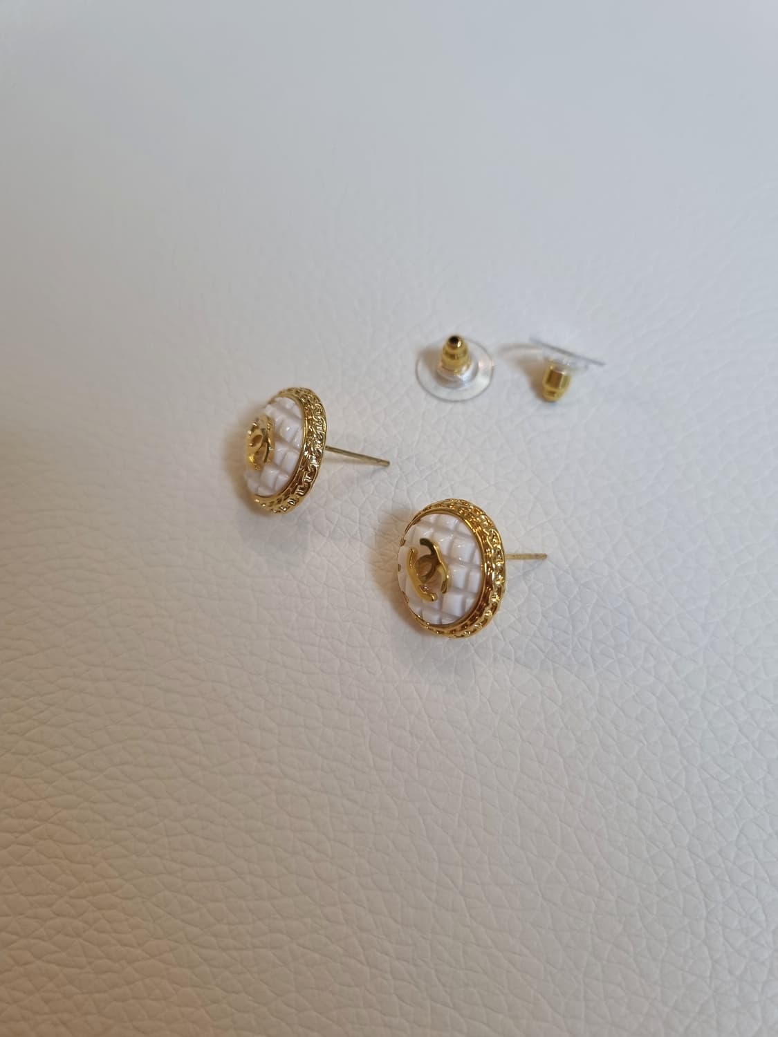 샤넬 화이트퀼팅 골드CC 단추 귀걸이 업사이클링 상품이미지6