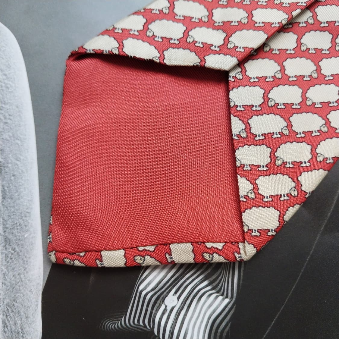 에르메스 실크 오렌지&베이지 양 패턴 넥타이 8.5cm B등급 K783
 상품이미지5