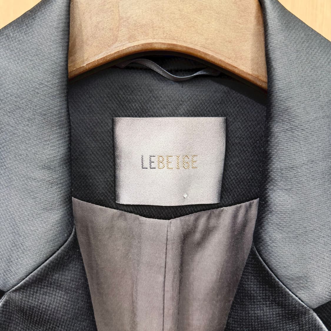 르베이지 롱 블레이저 자켓 새틴 텍스처 싱글 버튼 디테일 레귤러핏 블랙 상품이미지6