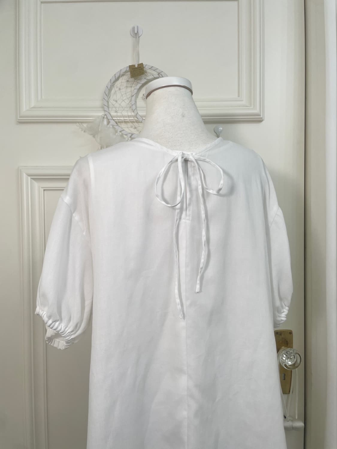 white shirring v-neck back bow blouse 상품이미지4