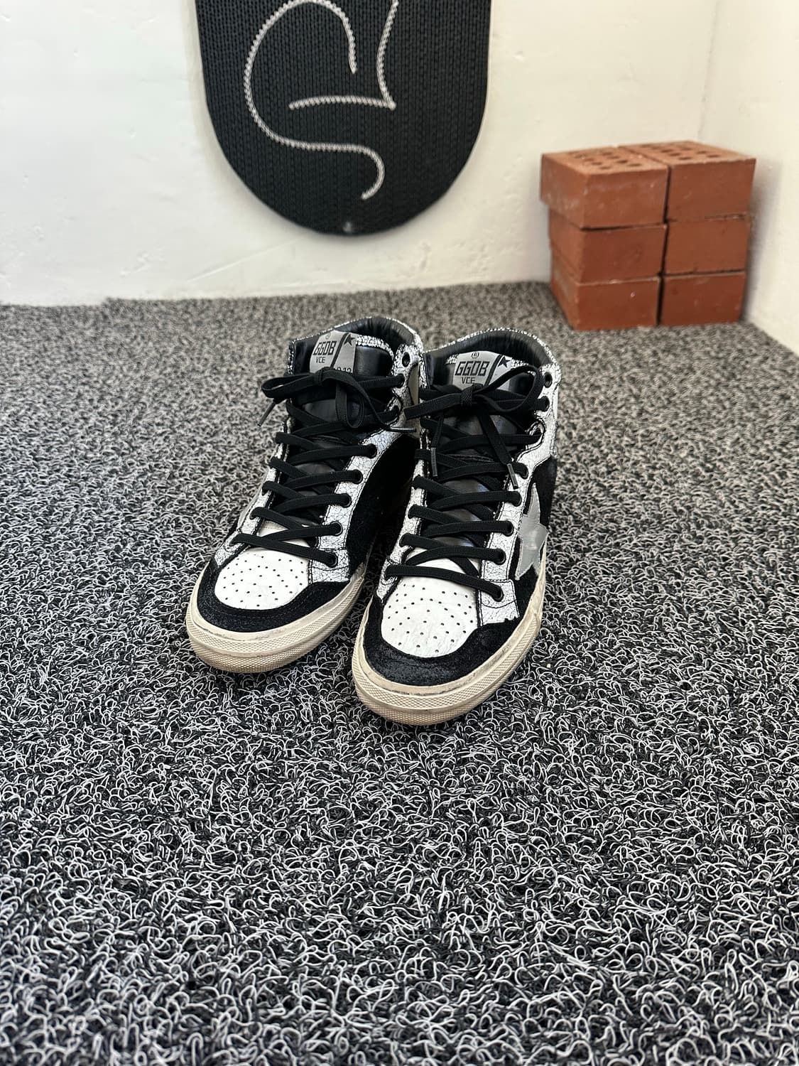 골든구스 하이탑 스니커즈 블랙/화이트 39/250 상품이미지4