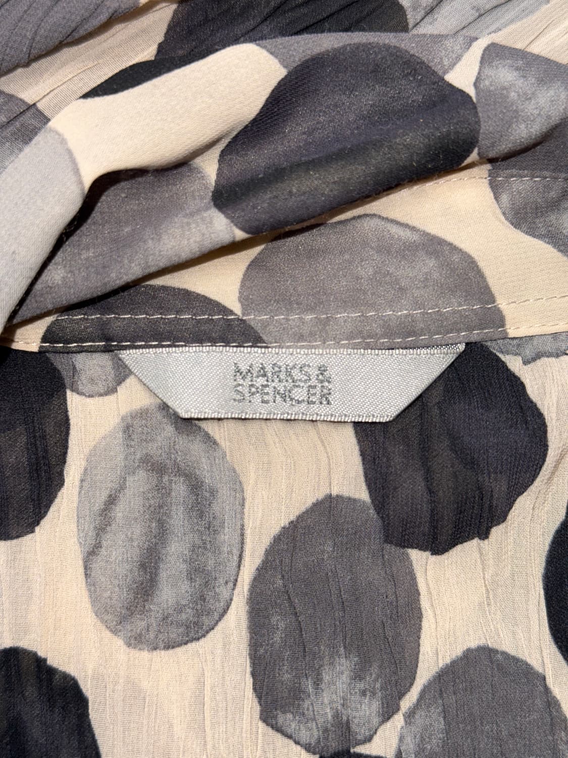 Marks & Spencer mono dot pleats blouse  상품이미지4