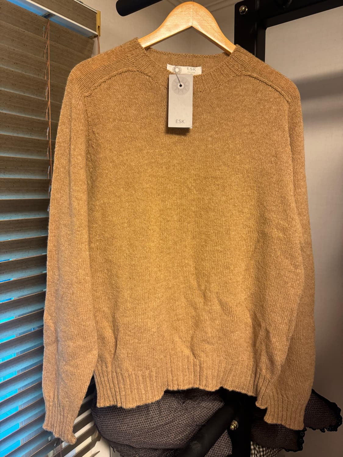 [ESK VALLEY] ANDY CREW 쉐기독 니트 camel색상 상품이미지2