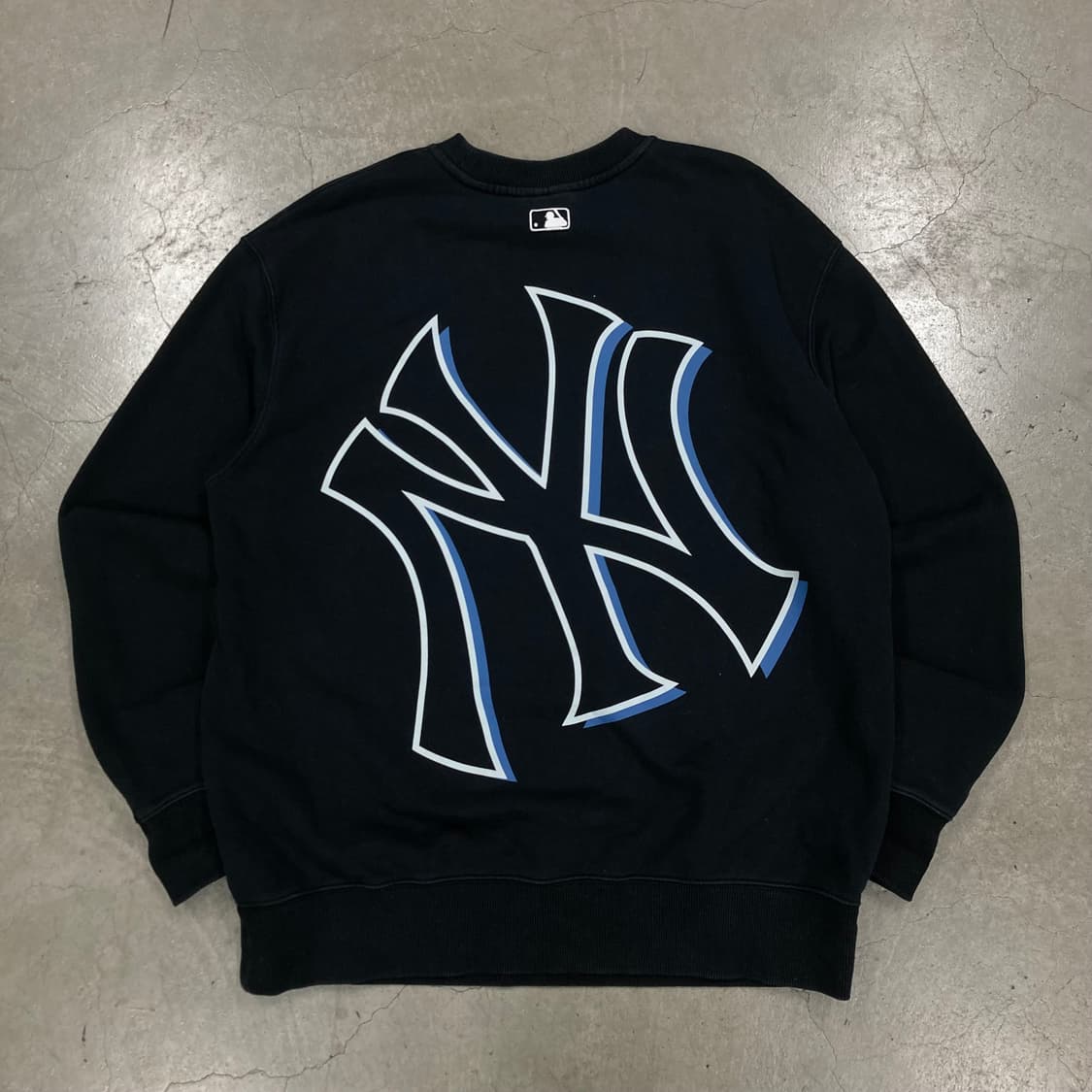 MLB 블랙 컬러 뉴욕양키스 빅로고 맨투맨 상품이미지1