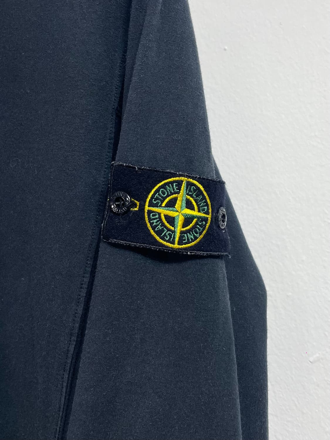 스톤아일랜드 와펜 검정 맨투맨 (on.371) 상품이미지3