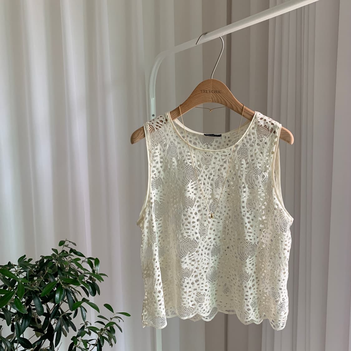 자라 ZARA 아일렛 레이스 클라우드 커팅 슬리브리스 상품이미지1