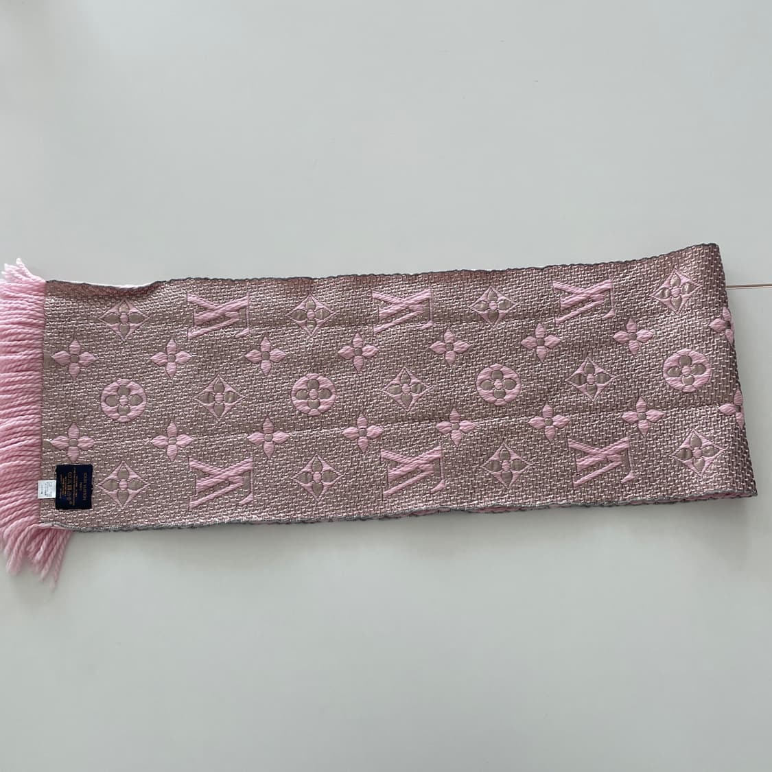 루이비통 모노그램 패턴 핑크 글리터 장식 머플러 상품이미지4