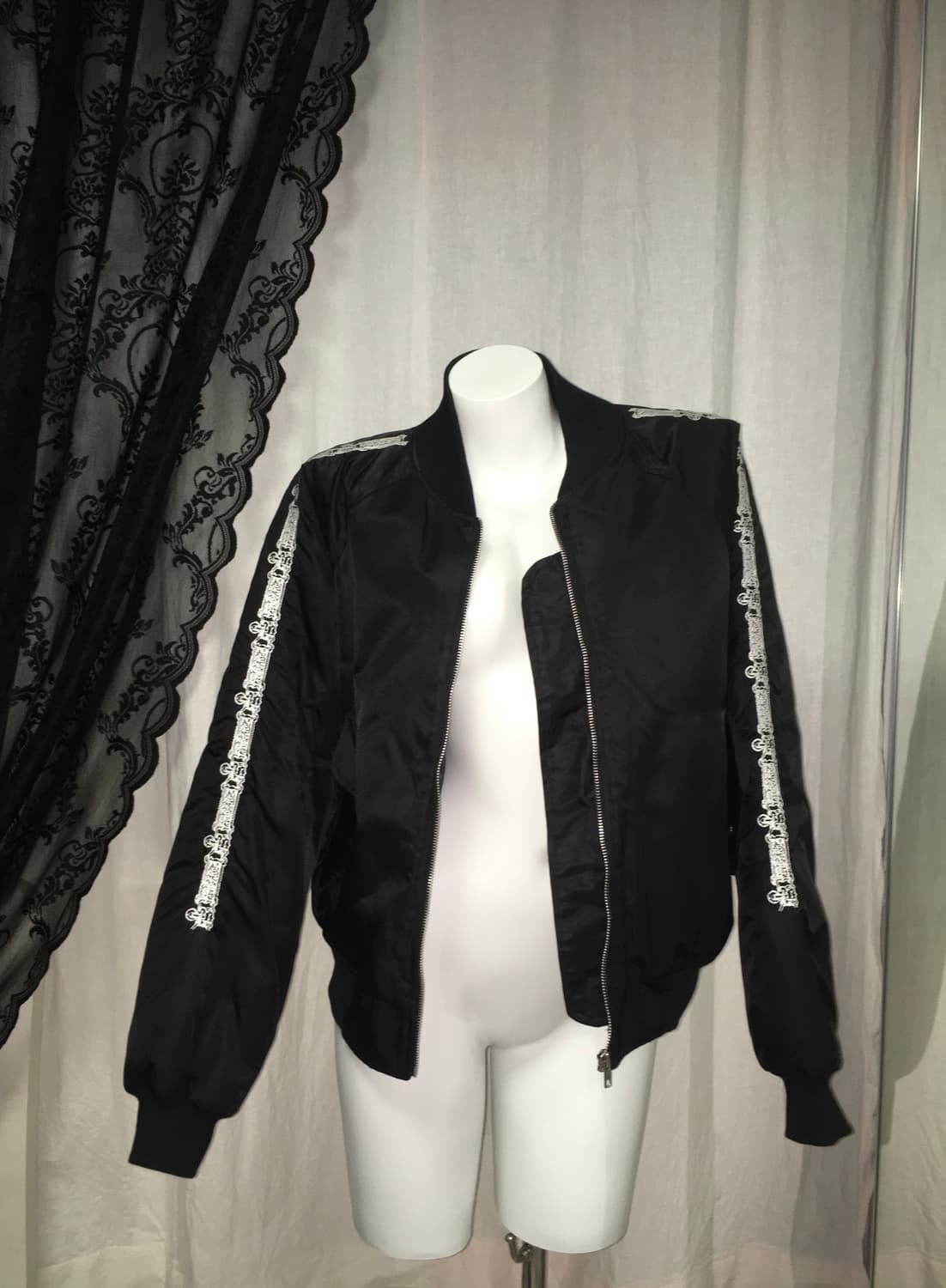 604서비스 자수 봄버 자켓 블랙 상품이미지4