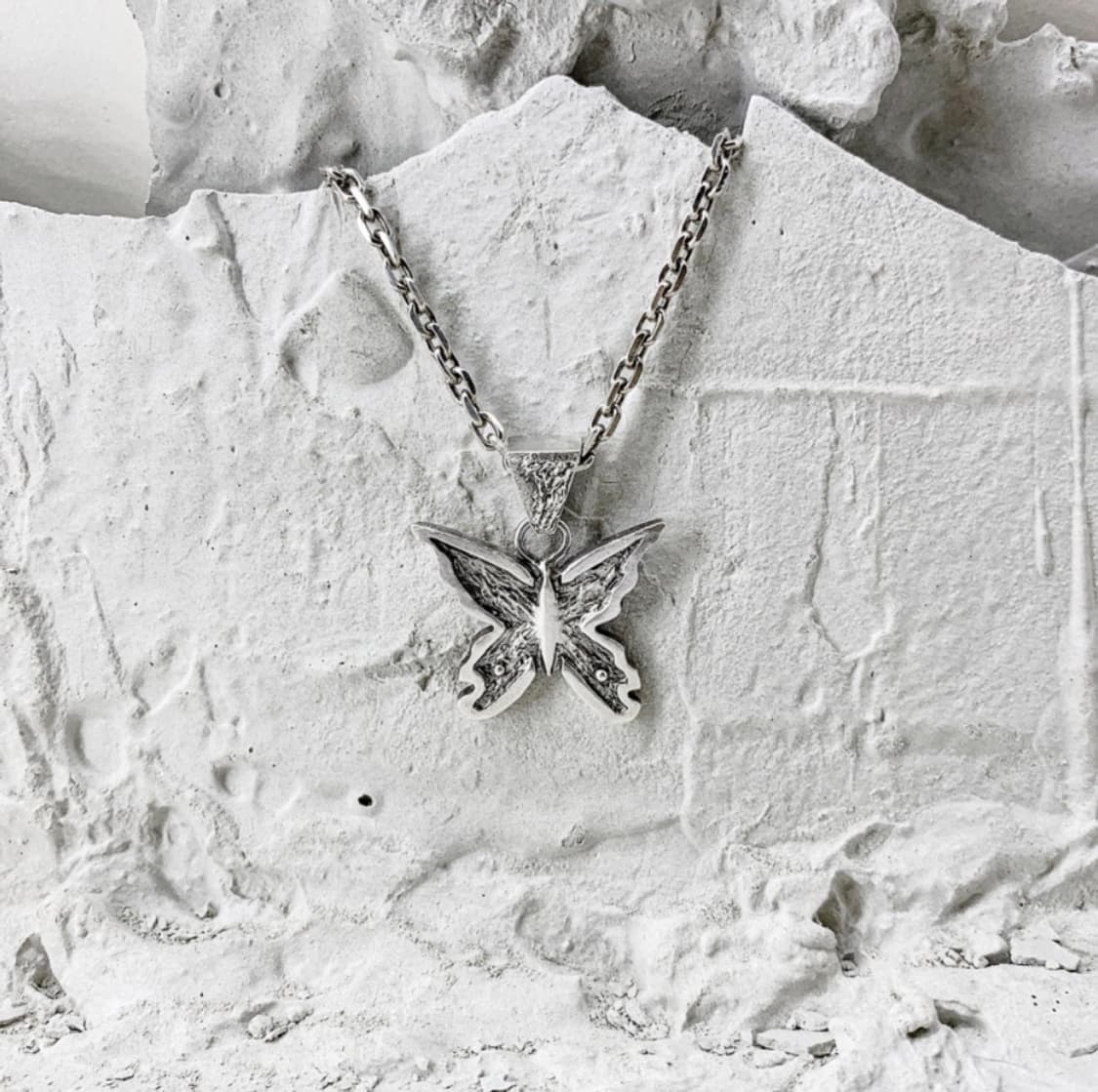 [바호스튜디오] 샤프 버터플라이 네크리스 실버 50cm 상품이미지4