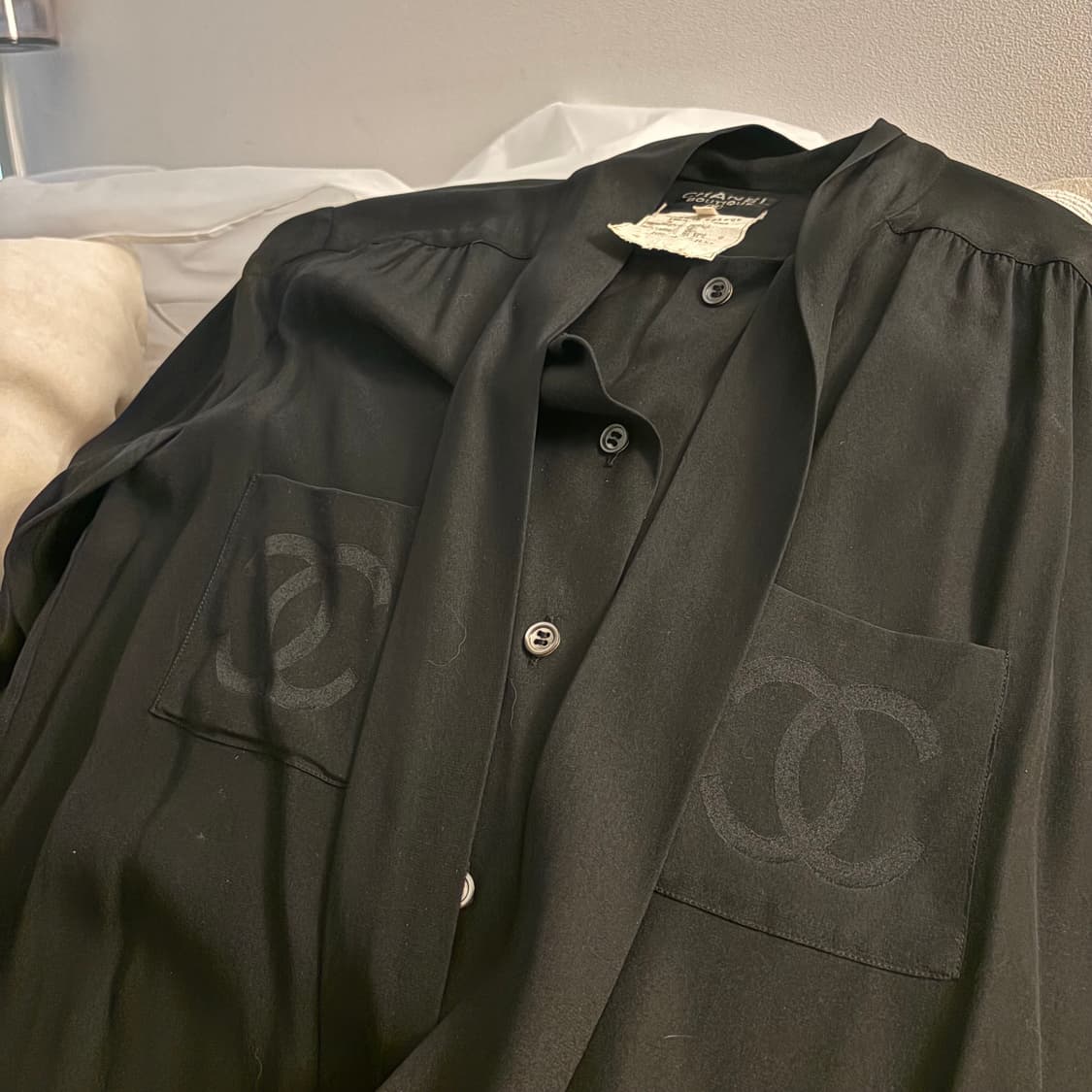 (정품) 샤넬 부티크 실크 100 타이 블랙 로고 블라우스 셔츠 상품이미지3