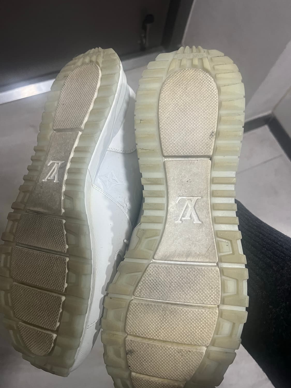 루이비통 런어웨이 스니커즈 상품이미지4