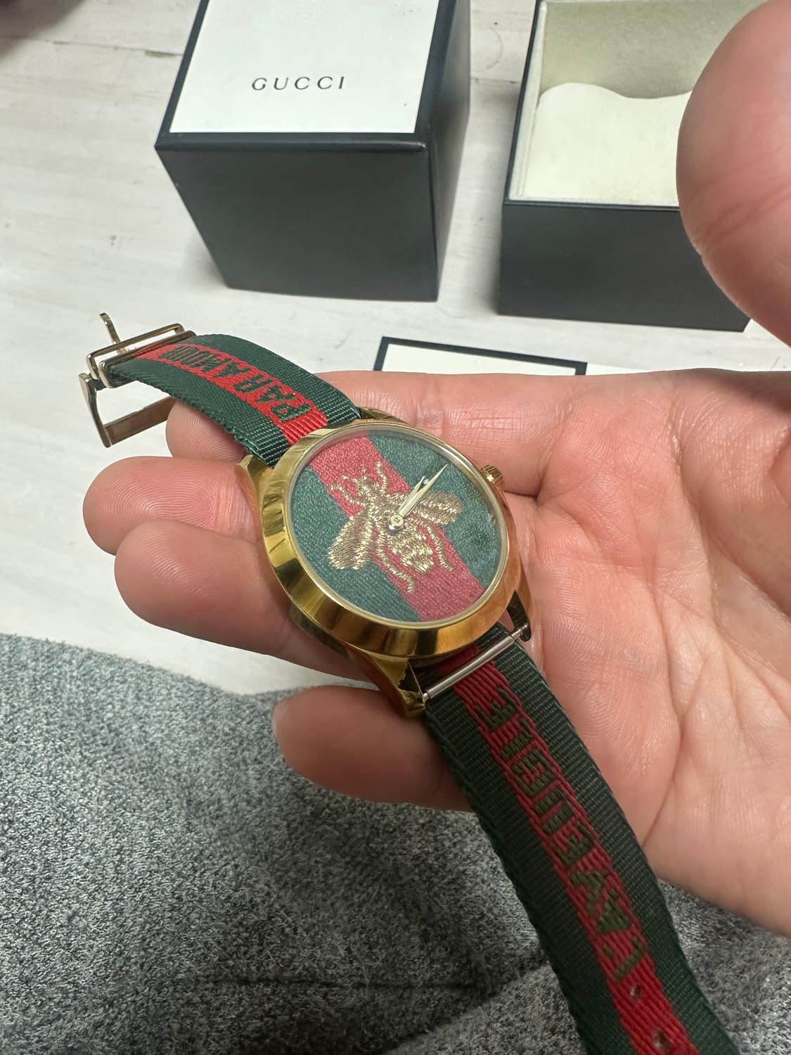 구찌 YA126487B 르 마르셰 드 메르베이 벌 공용 나토시계 상품이미지4