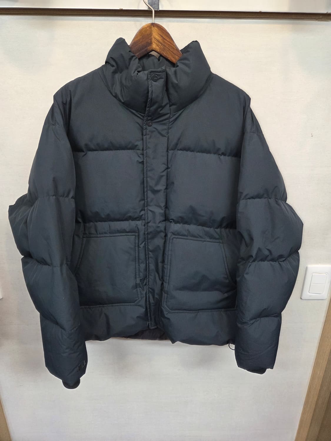 질스튜어트 스포츠 프린팅로고 푸퍼 숏패딩 xl 딥그린  상품이미지1