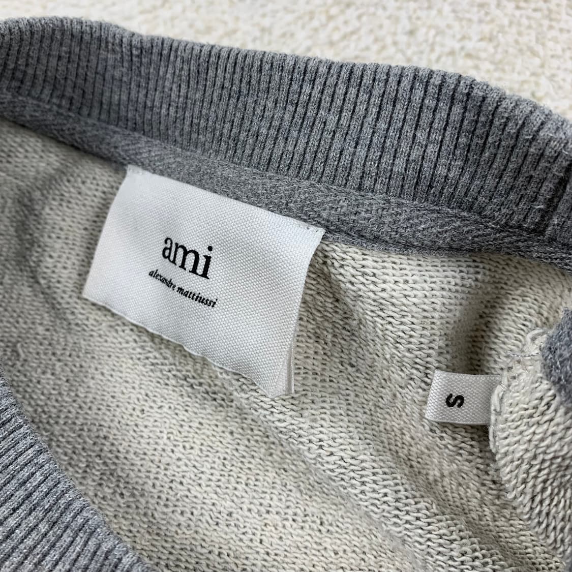 22SS 아미 스몰 하트 로고 크루넥 스웻셔츠 맨투맨 그레이 상품이미지7