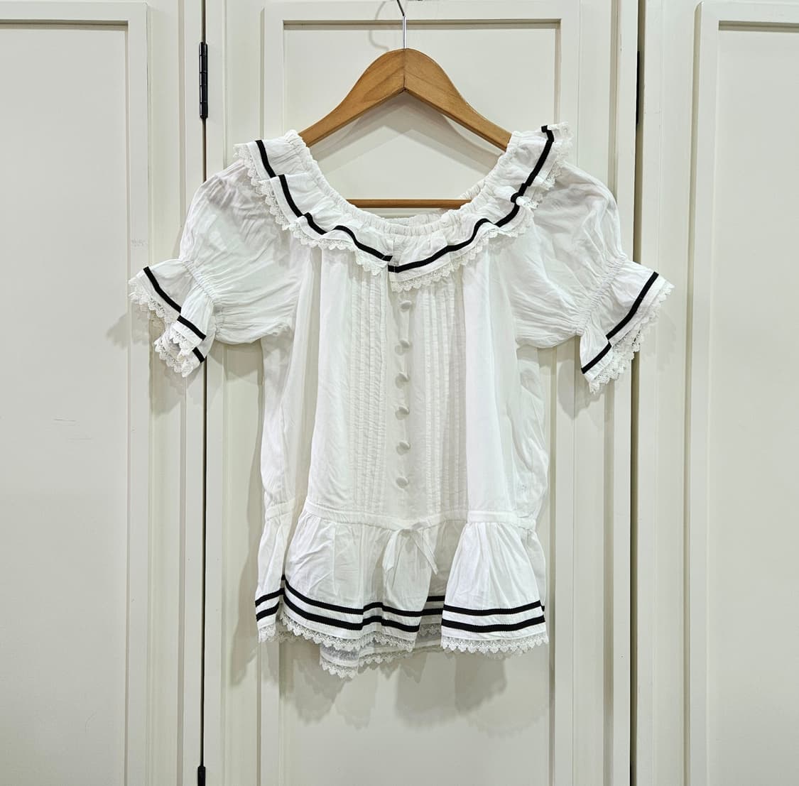 화이트 레이스 셔링 블라우스 상품이미지1