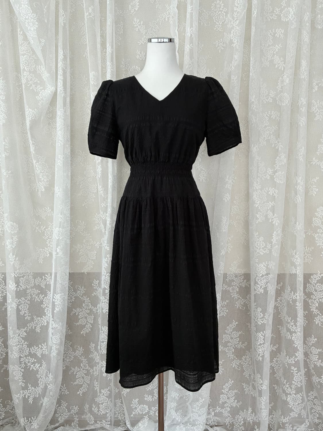 55) 리스트 25SS 스모킹 브이넥 플레어 원피스 블랙 상품이미지1