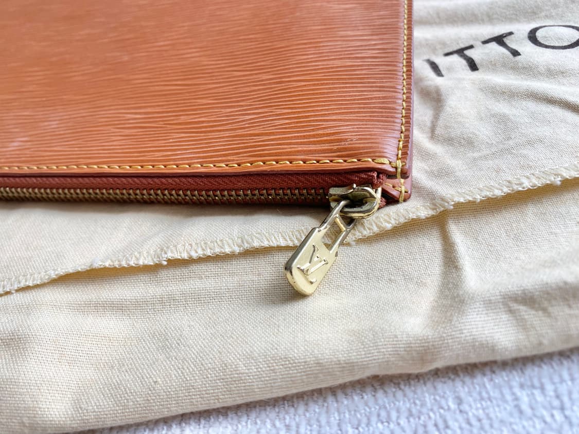 루이비통 에삐 큐멘 라지 도큐먼트 브라운 클러치 상품이미지2