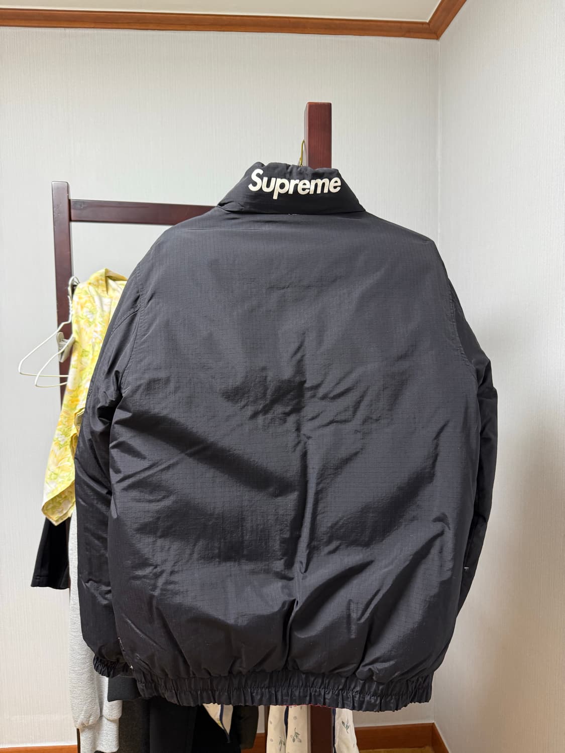 [M] 슈프림 14FW 리버시블 다운 푸퍼 자켓 블랙 레드 상품이미지4