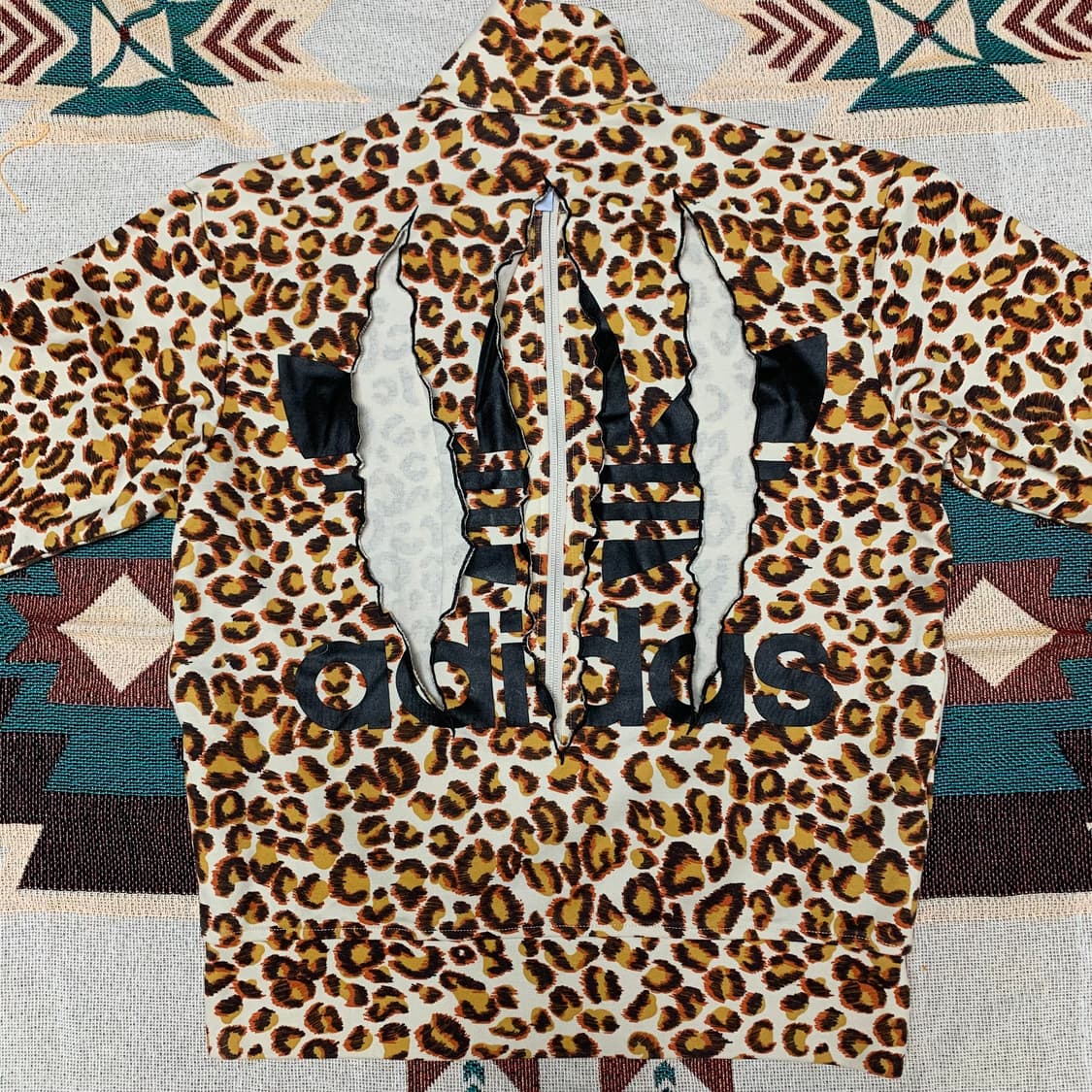 아디다스 x 제레미스캇 레오파드 어택데미지 트랙탑 상품이미지3