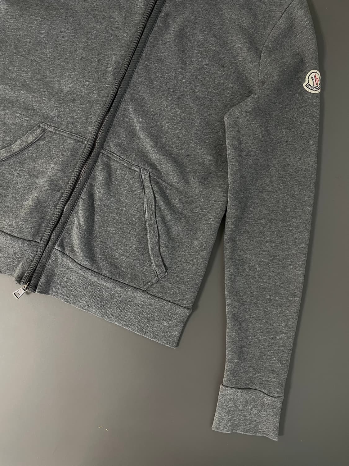 [M] 몽클레어 여성 와펜 패치 삼선 후드 집업 상품이미지4