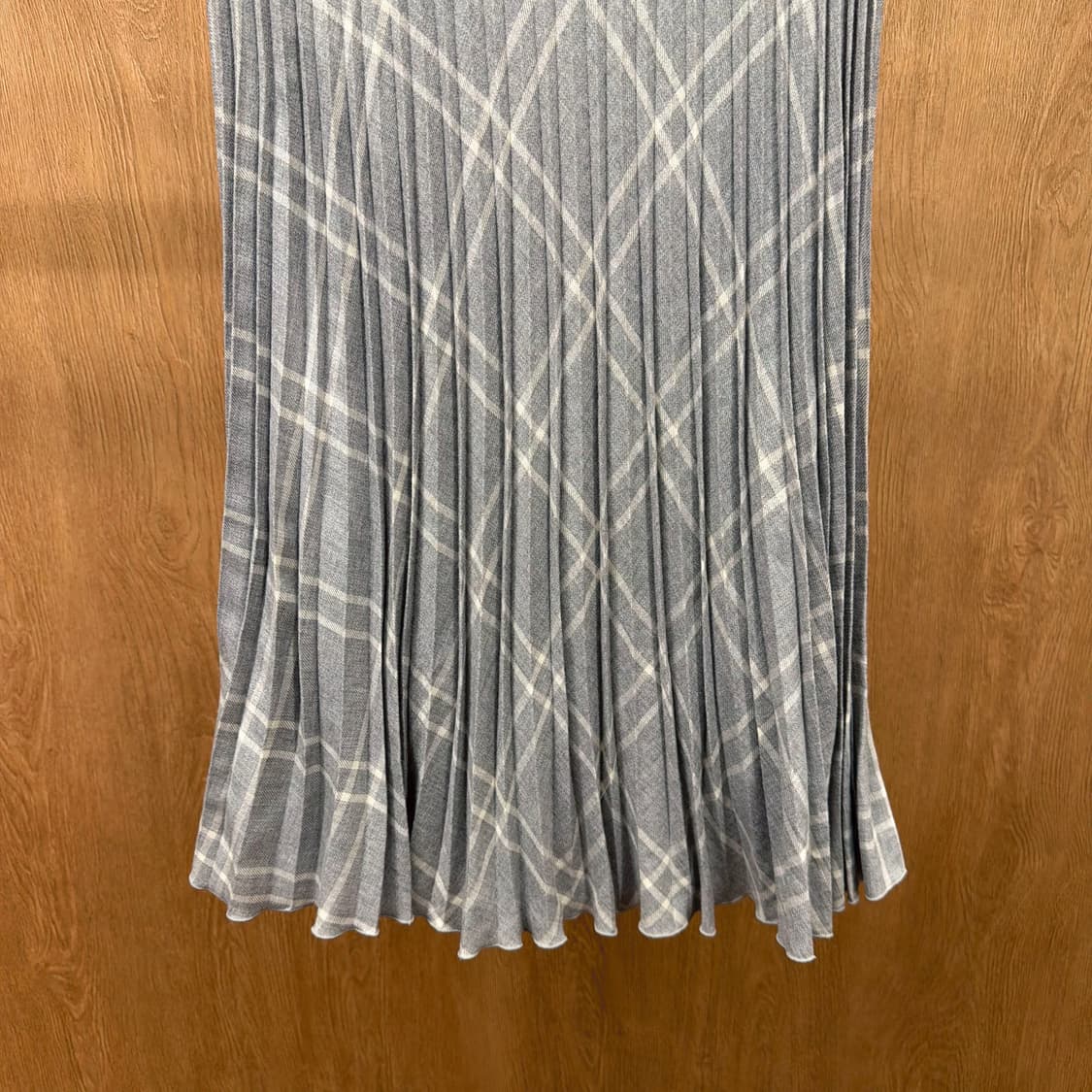 꾸레쥬 롱 플리츠 스커트 체크 패턴 디테일 플레어핏 라이트 그레이 상품이미지5