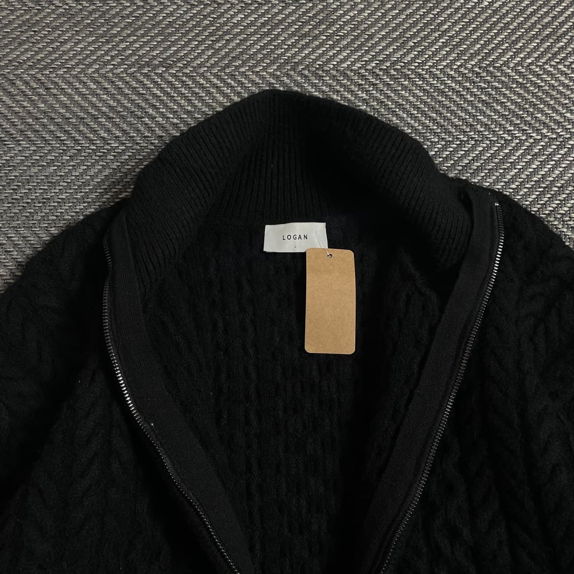 LOGAN 투웨이 하이넥 미니멀 케이블 꽈배기 니트 집업 블랙o 5036 상품이미지4