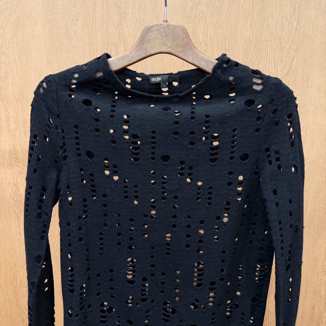 마쥬 라운드넥 긴팔 니트 디스트로이드 세로 홀 펀칭 패턴 디테일 블랙 상품이미지4