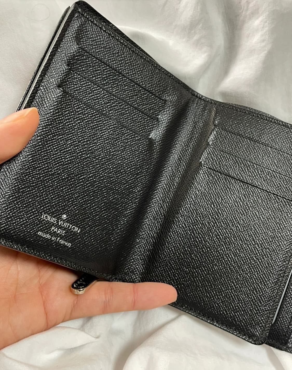 정품 루이비통 에피 코알라 중지갑 블랙 상품이미지4
