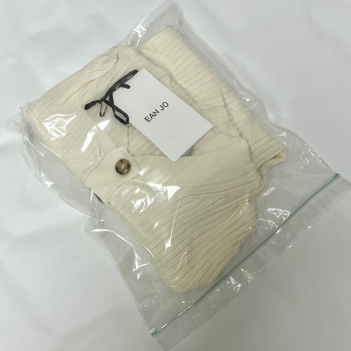 실사O) 이안조 DEEP HENLEY NECK RIBBED KNIT 상품이미지5