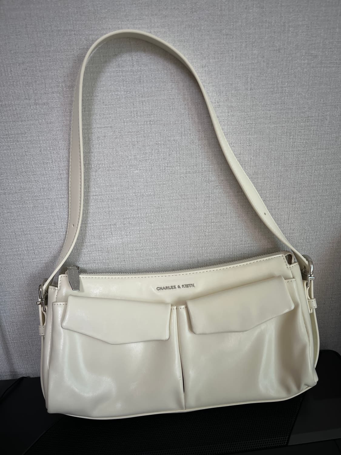 [찰스앤키스] 한소희 레이첼 이롱게이티드 포켓 체인백 크림색 상품이미지1