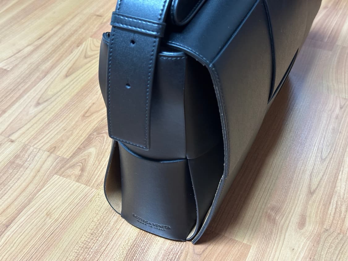 [정품] 보테가베네타 레더 카세트 크로스바디백 블랙 상품이미지2