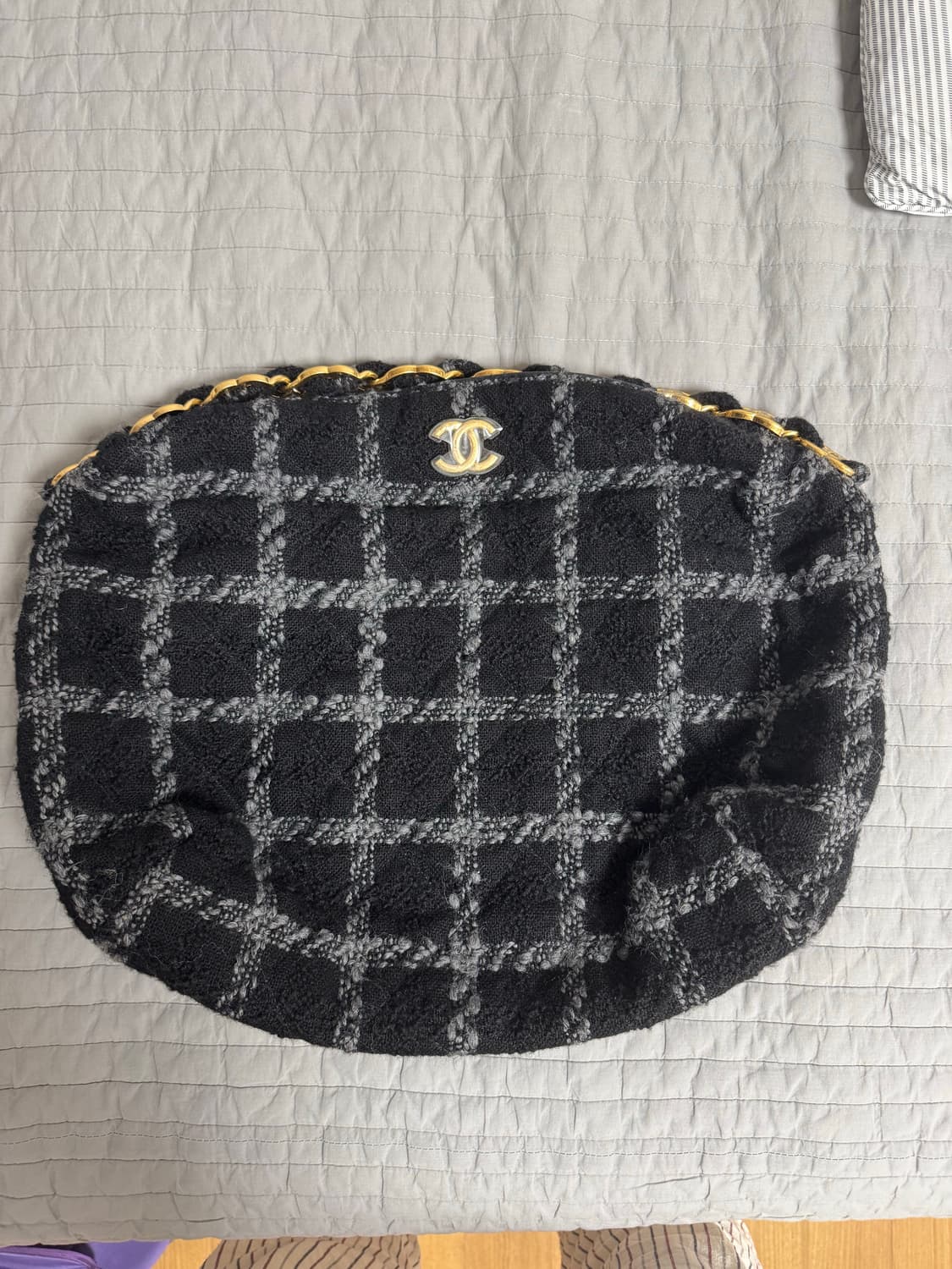 샤넬 2022 공방 컬렉션 맥시 호보백 상품이미지1