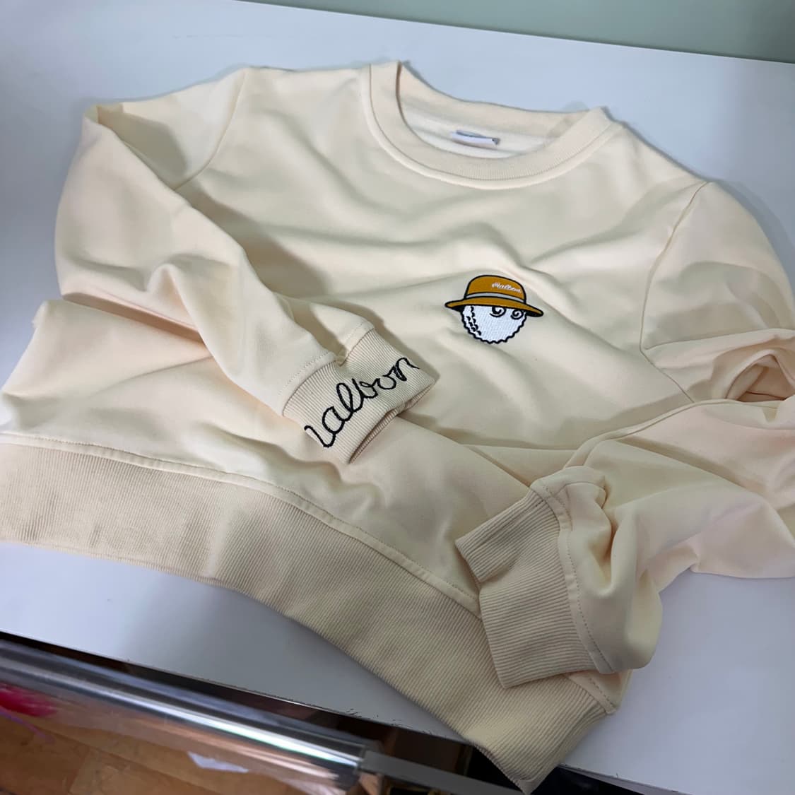 우먼S-M 말본 아이보리 손목로고 맨투맨 상품이미지3