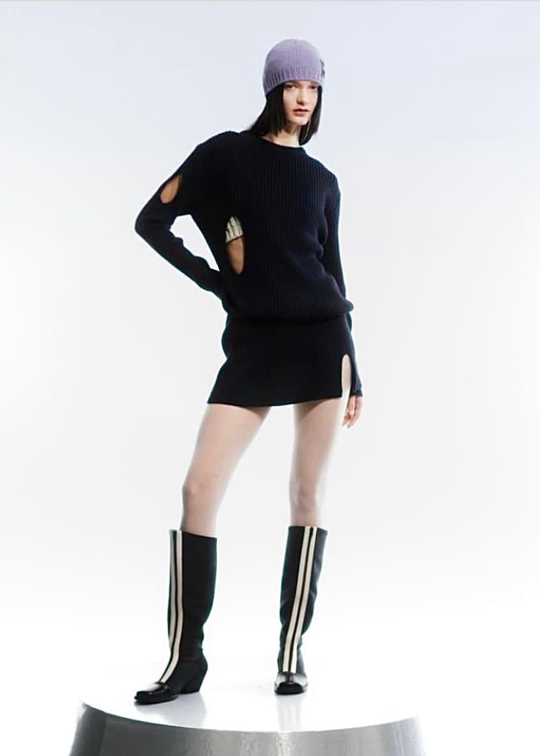 더오픈 프로덕트 YY 컷아웃 니트 스웨터 구멍 홀 디테일 네이비 남색 상품이미지2