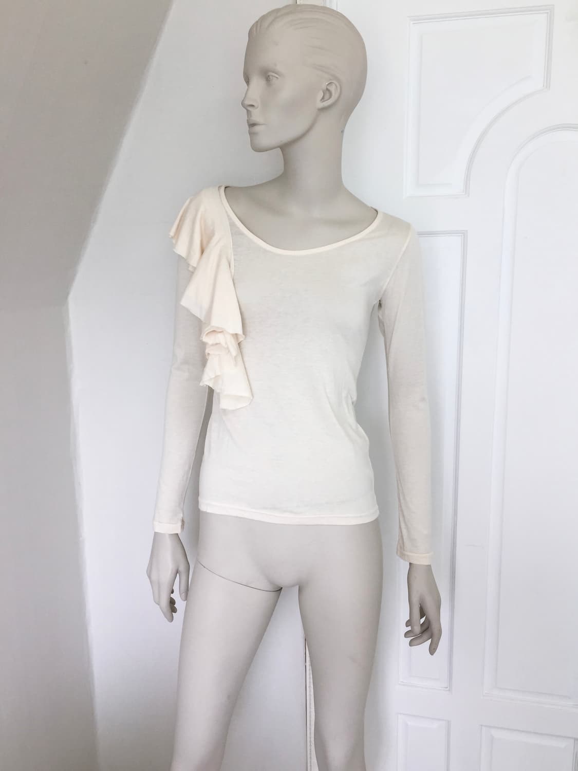 Cream Ruffled Point Long Sleeve Top 상품이미지1